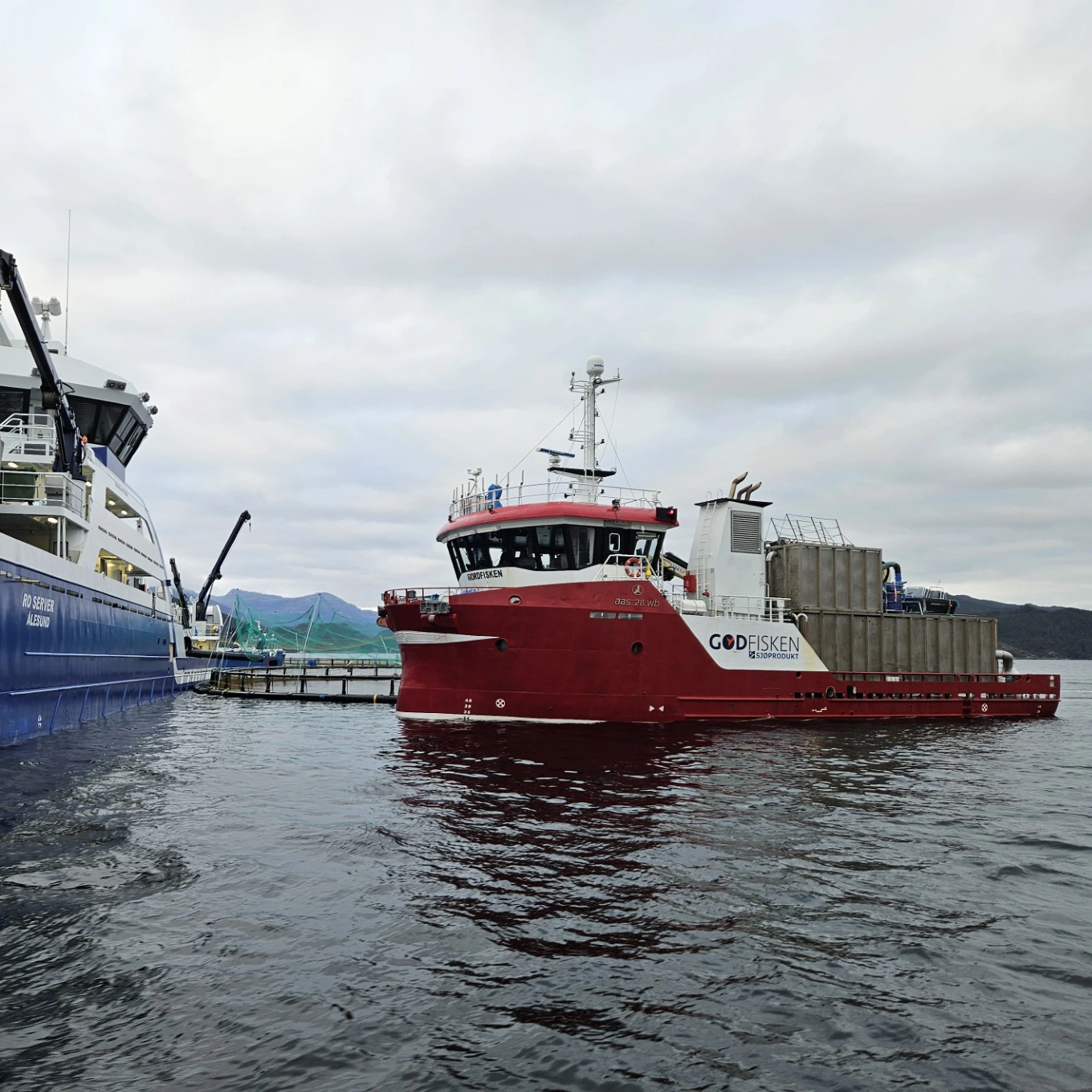 Fartøyet Fjordfisken under assistanse på avlusing