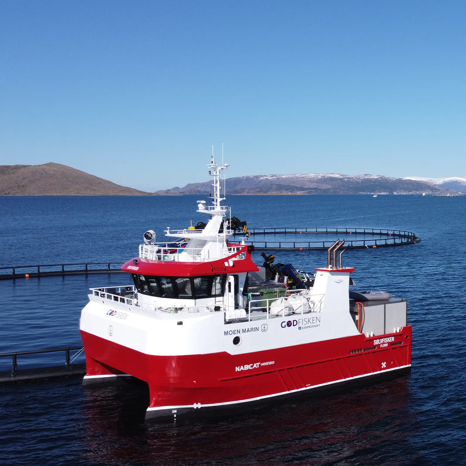 Fartøyet Sølvfisken fungerer utmerket som støttefartøy til operasjoner på oppdrettsanlegg